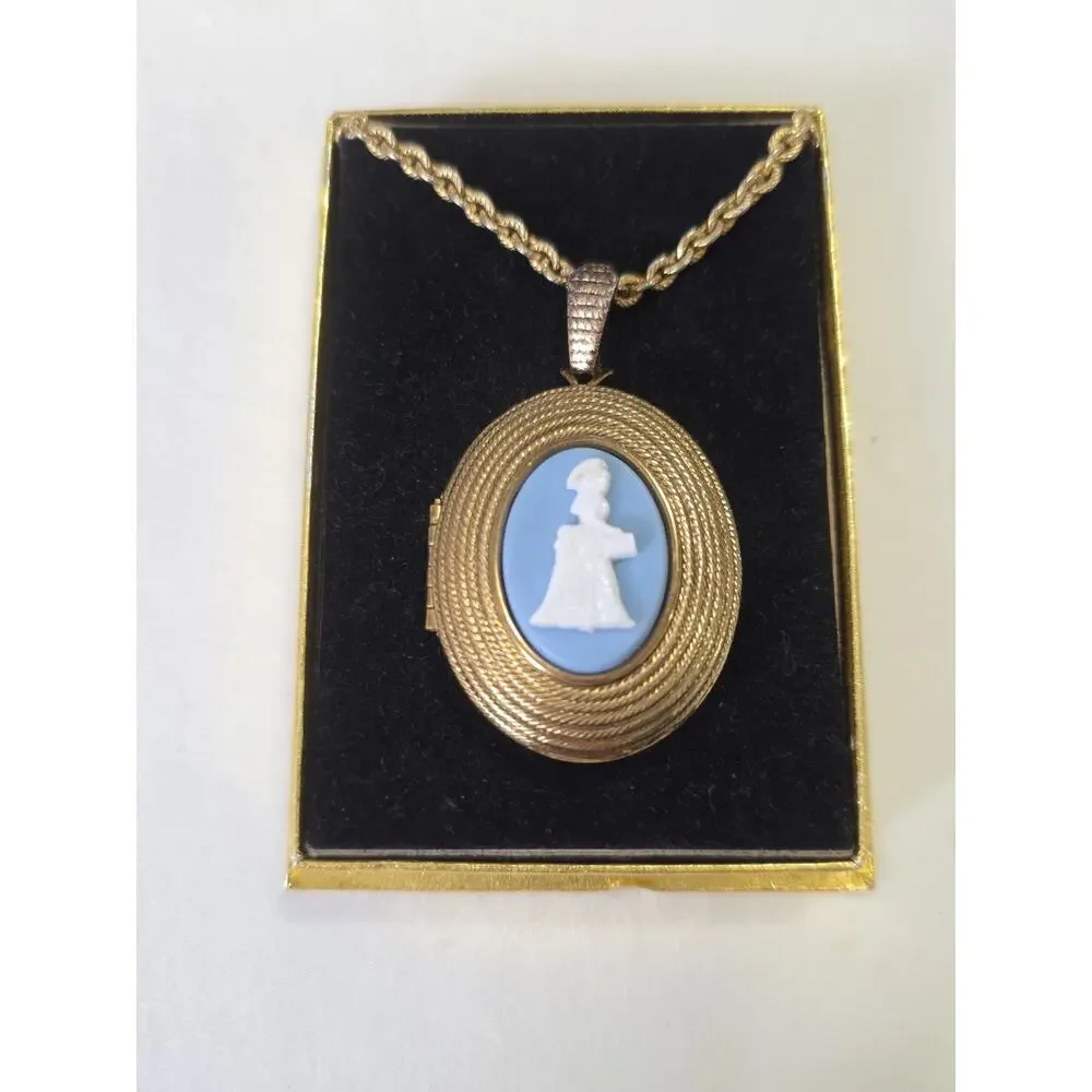 Vintage 1966 Avon Cameo Pendant Perfume Locket Cotillion Blue Gold Tone With Box